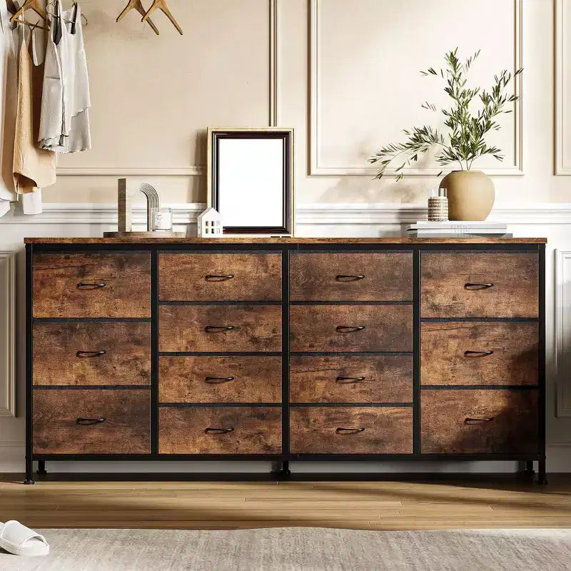 Meuble TV large de 63 po en tissu avec 14 tiroirs, grand centre de divertissement pour téléviseurs de 65 à 75 po avec prises électriques intégrées, pour chambre à coucher, penderie, salon